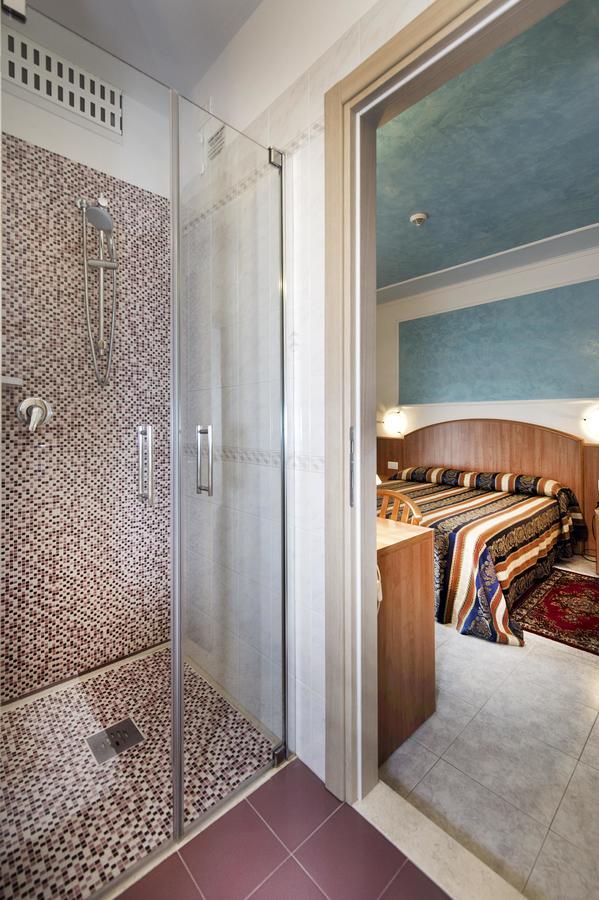 Hotel Hollywood***S ลิโดดิเยโซโล ภายนอก รูปภาพ