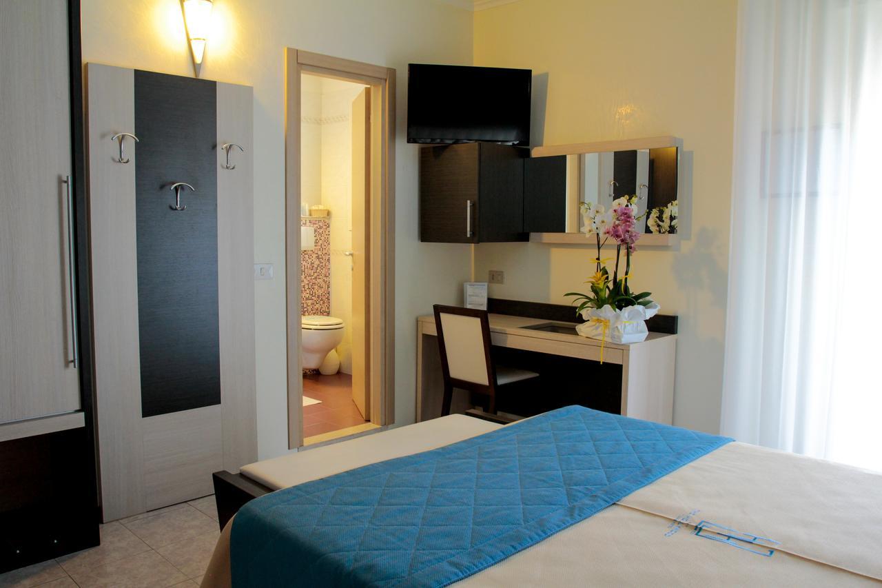 Hotel Hollywood***S ลิโดดิเยโซโล ภายนอก รูปภาพ